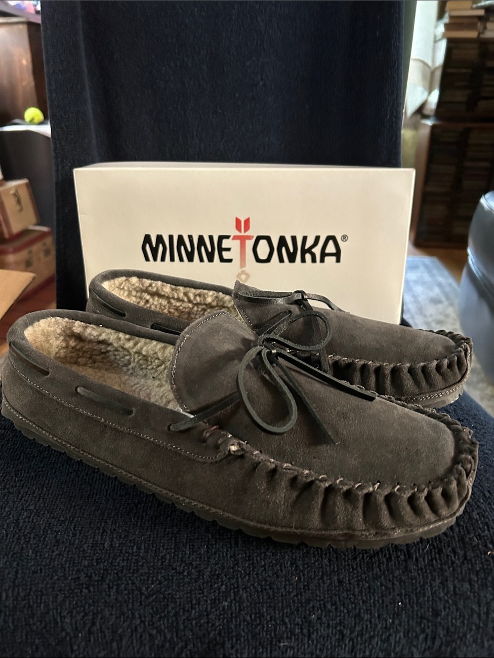 Minnetonka Men’s Casey Charcoal Suede Slippers w Rawhide Ties & Pile Lining NWT